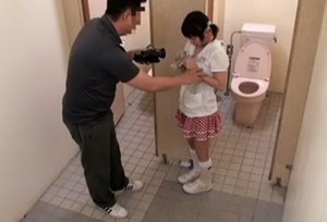 หลอกเย็ดหีเด็กสาว ลุงแอบเย็ดเด็กสาวในห้องน้ำ